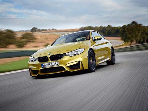 BMW - Entrambi i modelli sono dotati di serie di cerchi in lega fucinati da 18 pollici con pneumatici differenziati.  width=