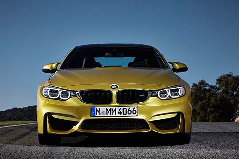 BMW - Per la guida impegnata sul circuito BMW M GmbH ha sviluppato l’app BMW M Laptimer che consente un’analisi dello stile di guida personale.  width=
