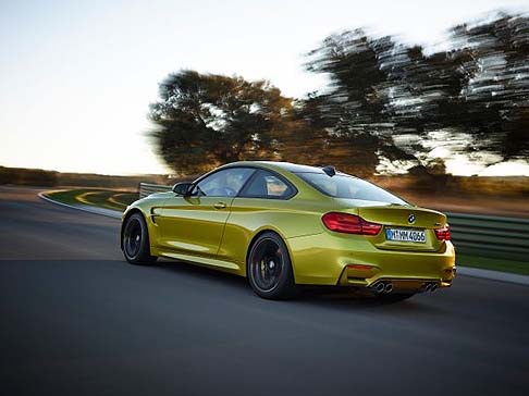 BMW - La nuova BMW M3 berlina e la nuova BMW M4 Coupé sono dotate di un ricco equipaggiamento di serie che ne riflette il carattere dinamico. width=