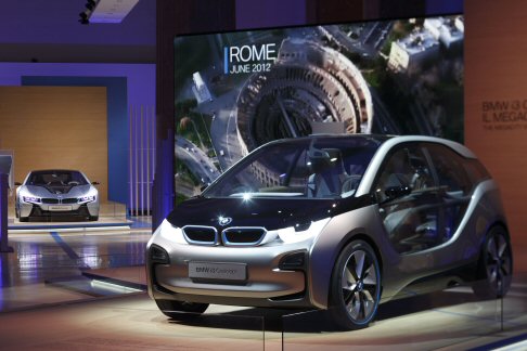 BMW - L’iniziativa si avvale della collaborazione di Fabio Novembre, architetto e designer italiano, che attraverso un’opera realizzata insieme a Officina Design e Driade, fornirà una sua interpretazione della città. width=