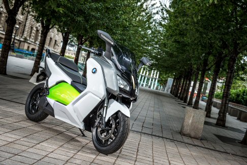 BMW - Nel confronto con i tradizionali propulsori endotermici l’elettromotore del C evolution offre vantaggi importanti , soprattutto nella guida a basse velocità . width=