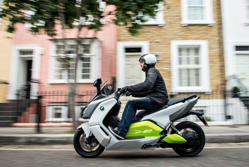 BMW - Contrariamente ai maxi-scooter attuali dotati di motore endotermico, lo scooter C evolution non è dotato di un telaio tradizionale. L’architettura della ciclistica si basa su una struttura ibrida ad alta resistenza antitorsionale. width=