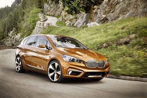 BMW - Un esempio dell’utilizzo ingegnoso dello spazio della BMW Concept Active Tourer Outdoor è costituito dal sistema di carico per due bici, integrato all’interno per salvare spazio, garantendone l’integrità e proteggendole da eventuali furti o danni. width=