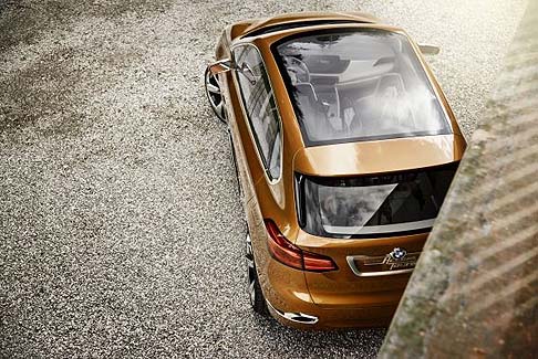 BMW - BMW Concept Active Tourer Outdoor è progettata come un’ibrida plug-in (PHEV = Plug-in Hybrid Electric Vehicle), abbinando ai vantaggi del motore elettrico a quelli di un tradizionale motore a combustione. width=