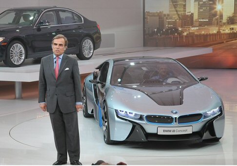BMW - Il responsabile delle vendite e marketing del BMW Group Ian Robertson ha illustrato, poi, i successi e le caratteristiche della BMW Serie 3 berlina, che nella sua sesta e nuova generazione offre dinamismo ed efficienza. width=