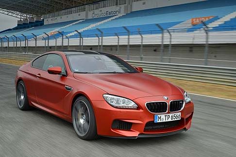 BMW - Debuttano sul mercato la nuova Bmw Serie 4 Coupé erede della Serie 3 Coupé, e la terza generazione della Bmw X5, alle quali si affianca la BMW 3 Gran Turismo e il restyling della Serie 5. width=