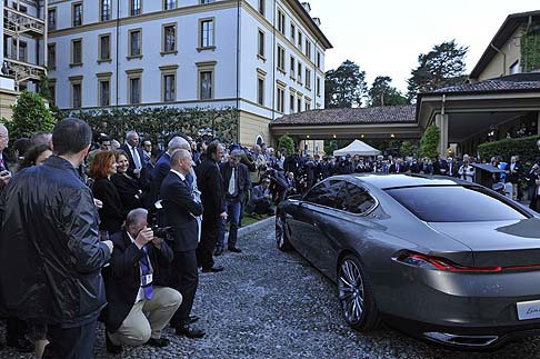 BMW - La carrozzeria molto elegante di questa vettura presenta le proporzioni tipiche della BMW: passo lungo, cofano motore allungato e abitacolo arretrato. width=