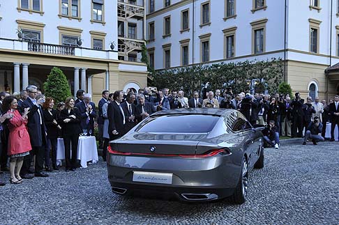 BMW - Il profilo allungato delle fiancate conduce ad una coda snella ed elegante. Un dettaglio interessante è rappresentato dalla transizione tra il tetto ed il cofano bagagli posteriore. width=