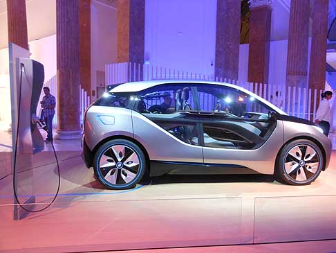 BMW - BMW i3 concept car con la coloninna elettrica di ricarica width=