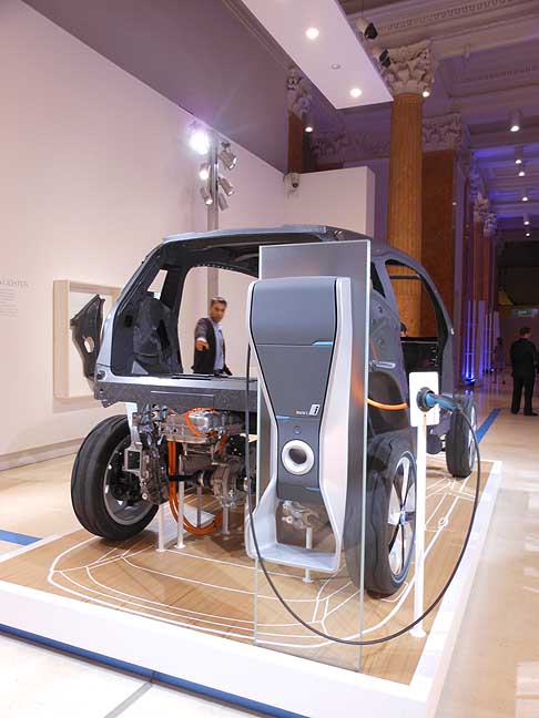 BMW - BMW i3 concept, struttura con la colonnina di ricarica width=