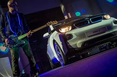 BMW - La BMW i3 si è svelata al pubblico attraverso una electric live exclusive performance con Claudio Coccoluto (i-phonograph), Saturnino (i-bass), Riccardo Onori (i-guitar) e Christian Rigano (i-synth) width=