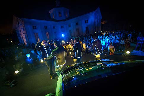BMW - Circondata da una coreografia fatta di luci e suoni elettrizzanti, la BMW i3 è entrata sul palcoscenico, con a bordo i quattro artisti che indossavano una giacca a led, realizzata per l’evento.  width=