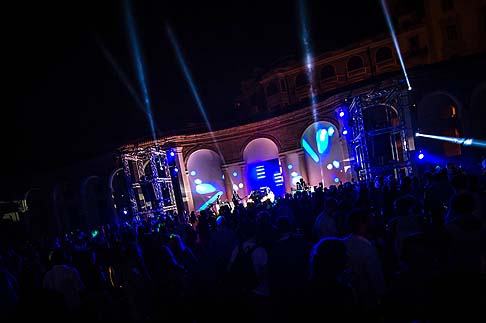 BMW - BMW i unisce veicoli futuristici e servizi di mobilità, design evocativo e una nuova interpretazione del concetto premium nel pieno rispetto dell’ambiente.  width=