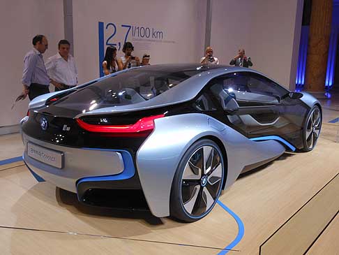 BMW - La BMW i8 è una vettura 2+2 ibrida plug-in con il sistema di propulsione elettrica modificato della BMW i3 Concept, incassato sopra il l´asse anteriore width=