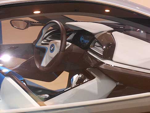 BMW - BMW i8 concept dettaglio interni e volante width=