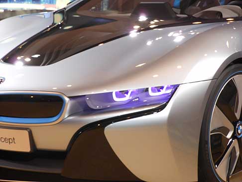 BMW - BMW i8 prototipo dettaglio anteriore e faro width=
