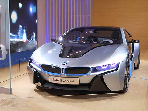 BMW - BMW i8 Concept accelera 0 a 100 km orari in meno di 5 secondi ed un consumo di carburante di 2,7 litri ogni 100 km width=