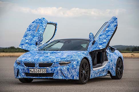 BMW - Il modello plug-in è l’automobile sportiva più innovativa del mercato, che interpreta in modo rivoluzionario e futuristico il tipico piacere di guida del brand. width=