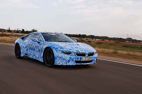BMW - La BMW i8 è stata concepita come auto sportiva plug-in efficiente e dinamica. width=