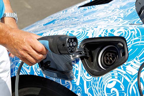 BMW - I cerchi di serie in alluminio fucinato da 20 pollici della BMW i8 presentano un design aerodinamicamente ottimizzato e risultano molto leggeri. width=