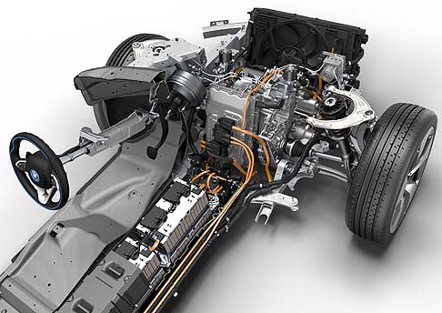 BMW - Il vetro di separazione tra l’abitacolo e il bagagliaio della BMW i8 è composto da due strati di vetro dallo spessore di 0,7 mm, temprati chimicamente width=