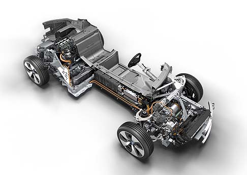 BMW - L’equipaggiamento di serie include il Dynamic Damper Control. Ulteriori dotazioni includono funzionalità della regolazione della stabilità di guida DSC (Dynamic Stability Control) con il sistema antibloccaggio (ABS). width=