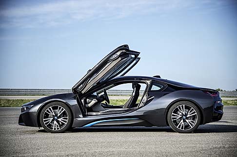 BMW - La BMW i8, che arriverà sul mercato nel 2014, combina le dinamiche di una vettura sportiva ad alte prestazioni con il consumo di carburante e le emissioni di CO2 di una citycar. width=