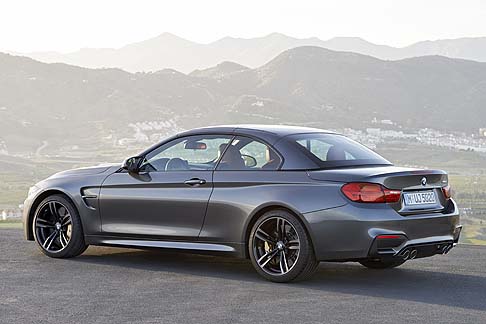 BMW - Come per le versioni BMW M3 berlina e BMW M4 Coupé, il lightweight design intelligente è stato applicato anche alla BMW M4 Cabrio. width=