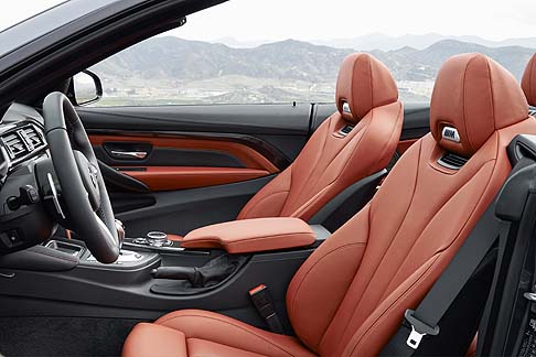 BMW - L’abitacolo propone uno stile sportivo con la presenza di vari equipaggiamenti tipici BMW M, come gli strumenti circolari con grafica bianca nel design M, il volante in pelle M con inserto cromato e le cuciture a vista in un colore di contrasto. width=
