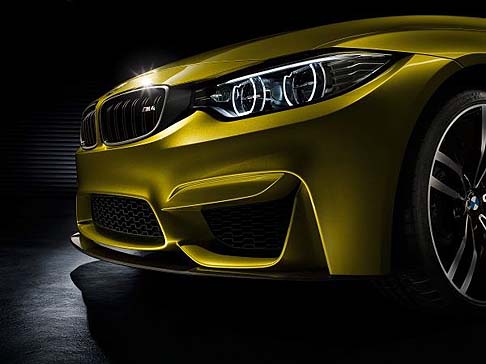 BMW - Il tetto in CFRP, poi, ne riduce il peso complessivo e garantisce un centro di gravità più basso, rendendo l’esperienza di guida ancora più sportiva e coinvolgente. width=