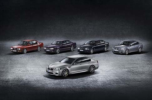 BMW - Sotto il cofano della BMW M5 “ 30 Jahre M5” pulsa il motore V8 da 4,4 litri con tecnologia M TwinPower Turbo dalla potenza pari a 441 kW/600 CV. width=