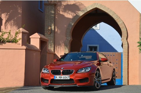 BMW - La BMW M6 Coupé è dotata di un tetto a peso alleggerito dalla forma dinamica, realizzato in materiale sintetico rinforzato con fibra di carbonio.. width=