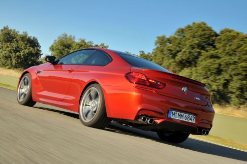 BMW - In dotazione troviamo l’impianto frenante carboceramico M, introdotto per la prima volta su entrambi i modelli, per ottimizzare l’handling nelle situazioni di guida dinamiche. width=