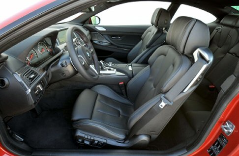 BMW - L’immagine esclusiva della nuova BMW M6 Cabrio viene sottolineata dalla forma sofisticata della capote in tessuto. width=