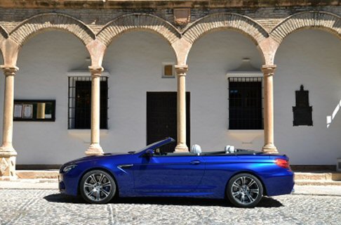 BMW - La coppia motrice viene trasmessa alle ruote posteriori da un cambio a doppia frizione M a sette rapporti con Drivelogic.  width=