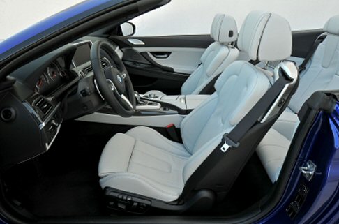 BMW - La spinta propulsiva è garantita dal motore anteriore V8 a regimi elevati, equipaggiato con tecnologia M Twin Power Turbo montato longitudinalmente. width=