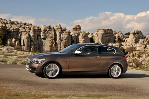 BMW - A partire dall'autunno del 2012, la BMW aggiorna la gamma dei modelli Serie 1 e Serie 3 per offrire ancora più sportività , versatilità ed efficienza con motorizzazioni attente ai consumi. width=