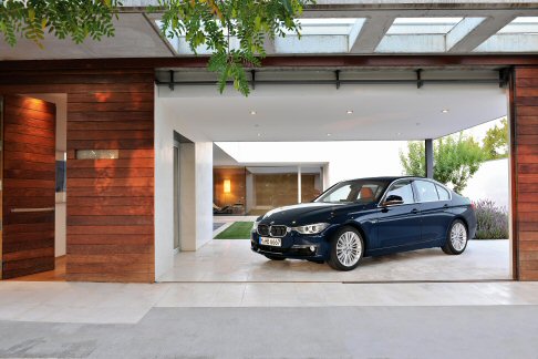 BMW - Il mercato d’autunno si arricchisce anche di due nuove versioni della BMW Serie 3 berlina molto efficienti. width=