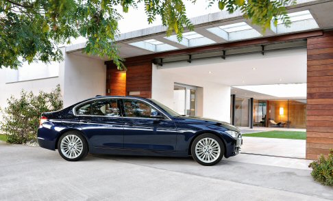 BMW - Ancora novità con la BMW Serie 3 Touring, che aggiunge nel suo catalogo le versioni 320i Touring da 184 CV insieme alle diesel 318d e 316d Touring. width=