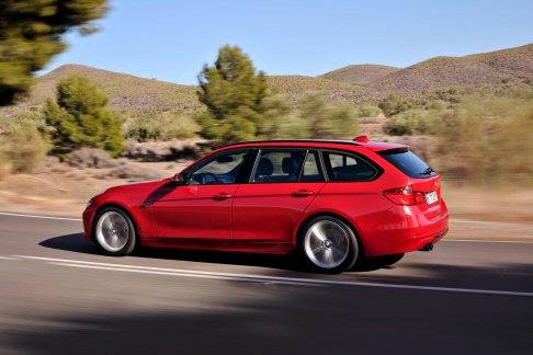 BMW - In dettaglio, la BMW 316d Touring equipaggiata con il motore 2 litri da 116 CV accelera da fermo fino a 100 km/h in 11,2 secondi, con una velocità massima pari a 200 km/h. width=