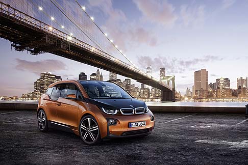BMW - La BMW i3 è la prima vettura premium concepita per una mobilità esclusivamente elettrica.  width=