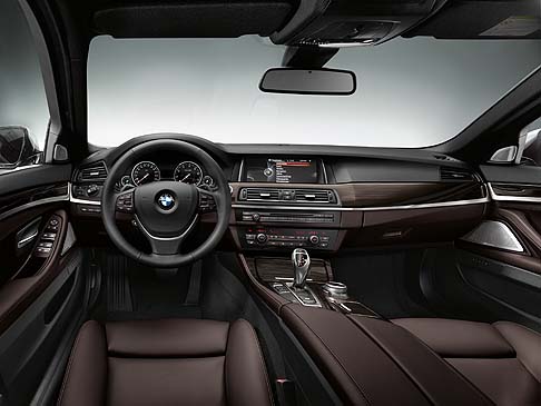 BMW - Le dotazioni dedicate alla sicurezza includono l’High Beam Assistant non abbagliante e il sistema BMW Night Vision con riconoscimento delle persone e degli animali, nonché il Dynamic Light Spot. width=
