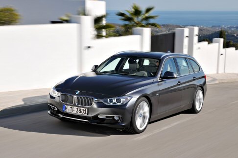 BMW - L’innovazione tecnologica è, infine, rappresentata dal sistema BMW ConnectedDrive, il cui continuo perfezionamento rafforza la posizione di leadership che BMW detiene nella creazione di una rete intelligente tra guidatore, veicolo e ambiente esterno. width=