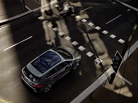 BMW - La Concept car coniuga comfort e funzionalità con dinamismo e stile, garantendo la massima efficienza attraverso la propulsione ibrida Plug-in.  width=