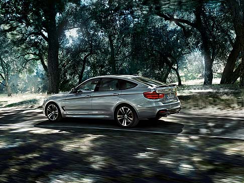 BMW - La terza variante di carrozzeria della famiglia di modelli Serie 3 si affida al DNA sportivo/dinamico della berlina in combinazione con la funzionalità e la versatilità del modello Touring. width=