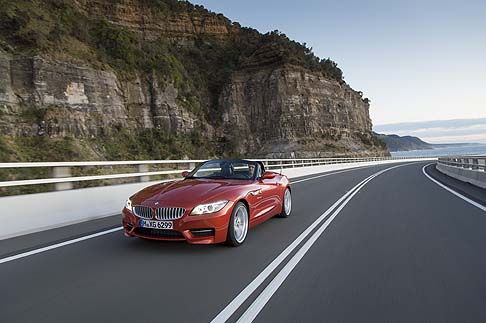 BMW - Grazie ai nuovi equipaggiamenti esterni, alle numerose soluzioni introdotte a bordo, al nuovo pacchetto di equipaggiamenti e a una nuova motorizzazione entry level, la BMW Z4 si presenta più attraente che mai.  width=