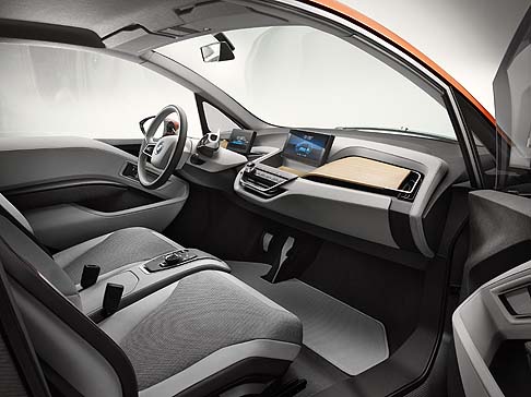 BMW - Grazie alla configurazione della BMW i3 e del suo sistema di propulsione eDrive, sarà possibile ricaricare le batterie ogni due/tre giorni, per un’autonomia pari a 130-160 km. width=