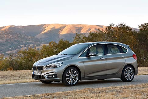 BMW - La nuova BMW Serie 2 Active Tourer definisce così una tipologia automobilistica nuova nel segmento delle compatte premium, abbinando comfort e funzionalità ai tipici valori del marchio, cioè dinamismo, stile ed eleganza.  width=