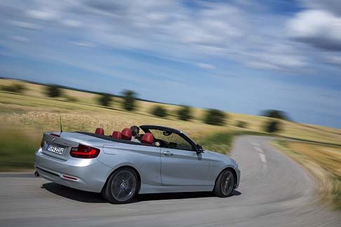 BMW - In dettaglio, la Serie 2 Cabrio presenta un design sportivo ed elegante e assicura una esperienza di guida a cielo aperto intensa.  width=