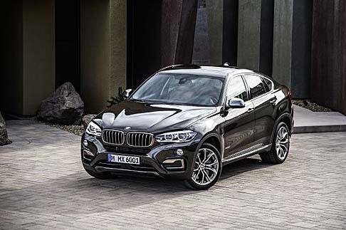 BMW - Per quanto riguarda, invece, la nuova BMW X6, siamo di fronte ad una presenza più marcata e un design che ne accentua le linee atletiche, una performance eccellente, interni esclusivi e innovativi equipaggiamenti.  width=